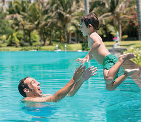enfant sautant dans une piscine